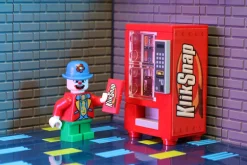The Brick Show Shop Klik Snap - B3 Customs® Candy Vending Machine
