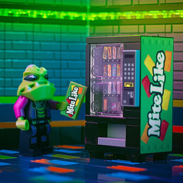 The Brick Show Shop Mite Like - Candy Vending Machine made using LEGO parts - B3 Customs